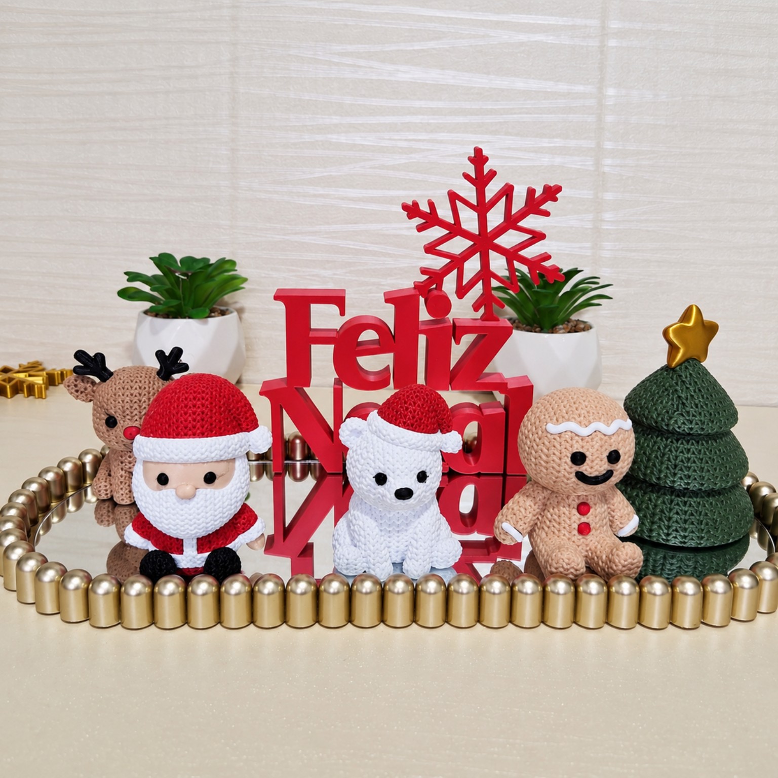 Kit Natal Encantado com 4 Personagens, Árvore e Bandeja Dourada Espelhada