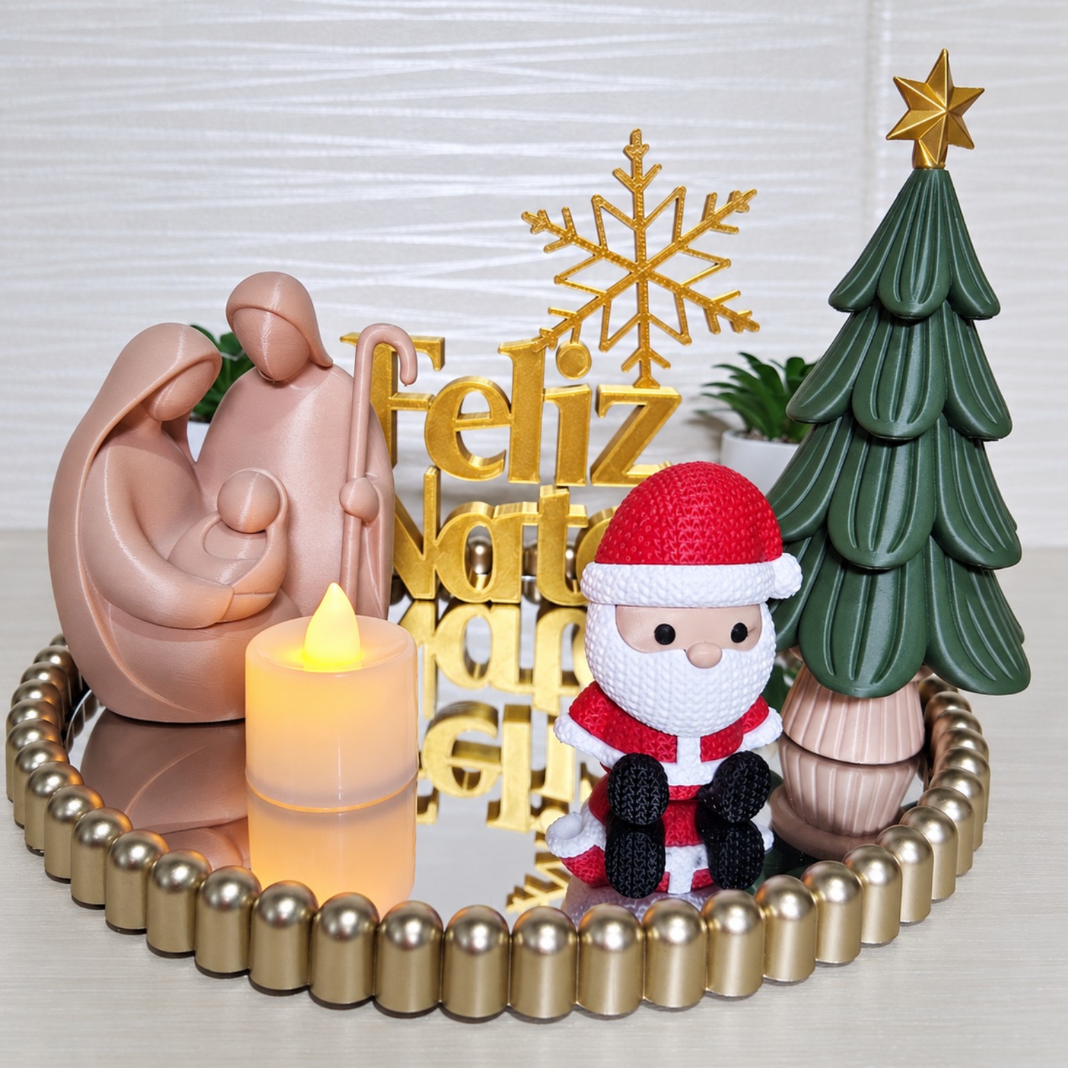 Kit Natal Fé e Encanto com Sagrada Família, Papai Noel, Árvore e Bandeja Dourada Espelhada